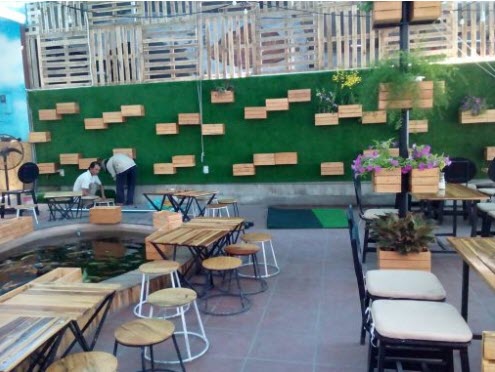 Thiết kế quán café đẹp bằng cỏ nhân tạo