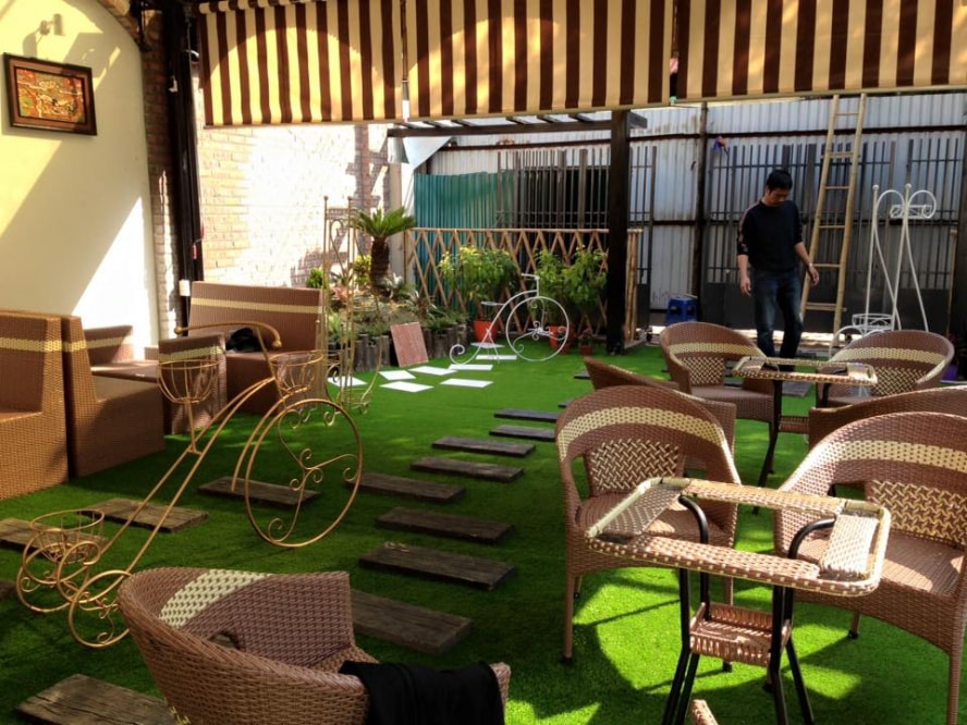 Ấn tượng với cỏ nhân tạo trong trang trí quán cafe