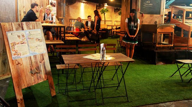 CỎ NHÂN TẠO TRANG TRÍ QUÁN CÀ PHÊ